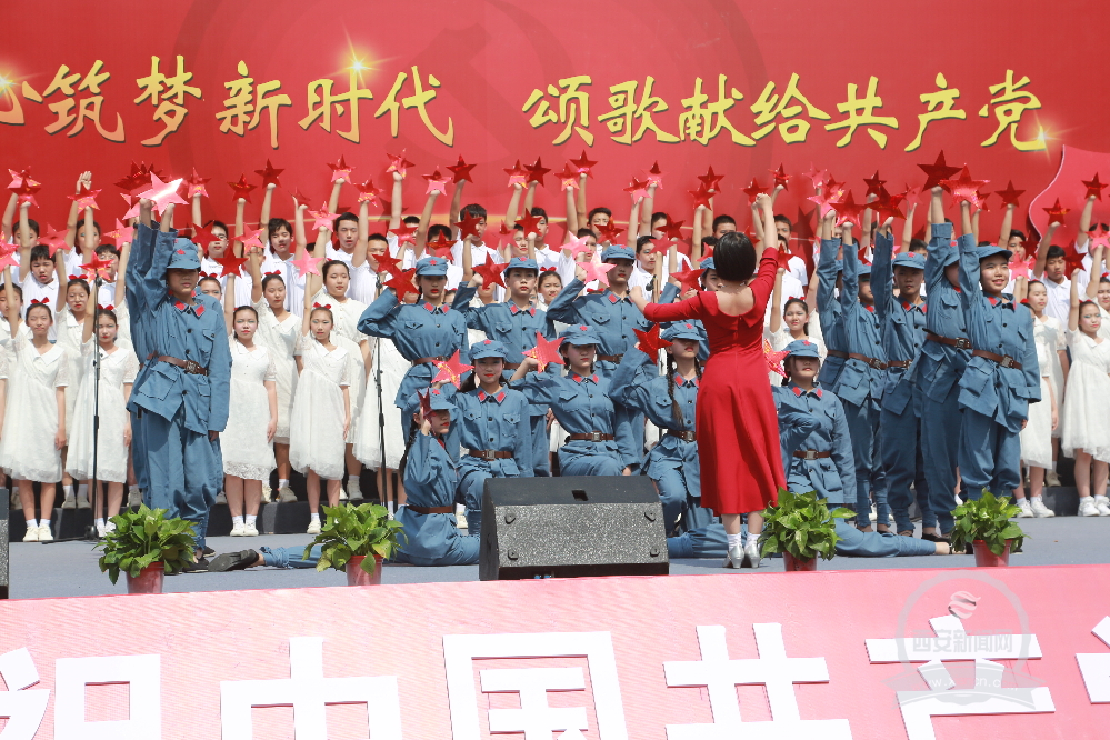 展師生風(fēng)采 抒愛國(guó)情懷——高新一中初中校區(qū)校園藝術(shù)節(jié)側(cè)記